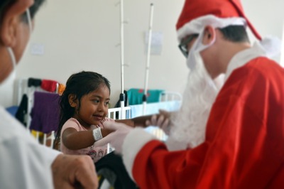 Lions e Leo Clube de Laranjeiras do Sul levam alegria e presentes a crianÃ§as hospitalizadas 